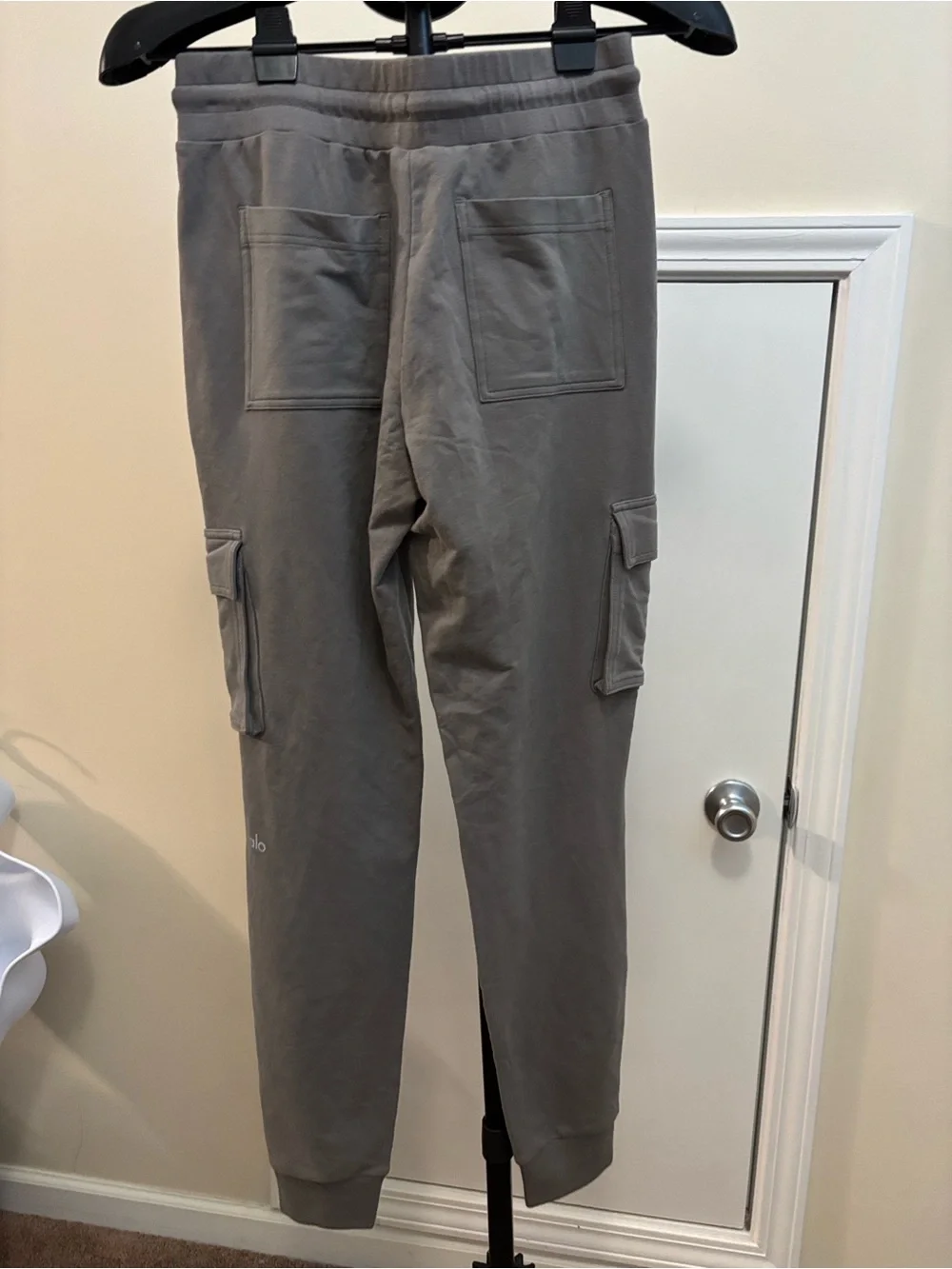 ALO Yoga Women's Cargo Joggers in Taupe Gray size Small